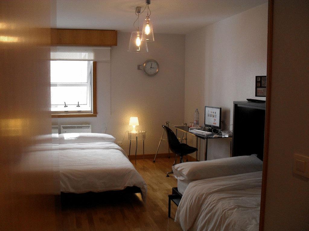 Hotel Ofi آكورونيا الغرفة الصورة