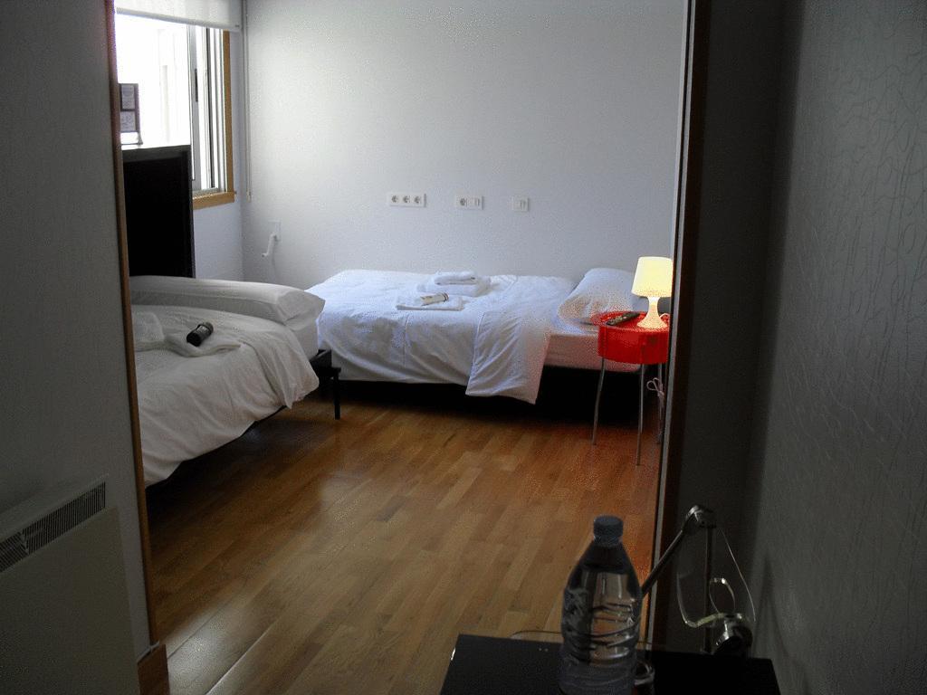Hotel Ofi آكورونيا الغرفة الصورة